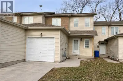 Beautiful 2-storey townhouse in South Windsor located on a quiet, child-friendly street. This carpet...