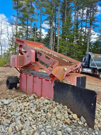 Cat 924 Loader with 6800 hrs & Screen King Ultra Package. Screener has less than 100 hrs
