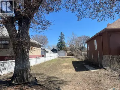 Excellent opportunity for investors and builders at 1657 Toronto Street in Regina. This affordable 3...