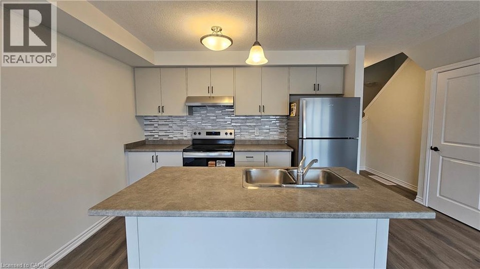 395 BENNINGER Drive Kitchener, Ontario 3