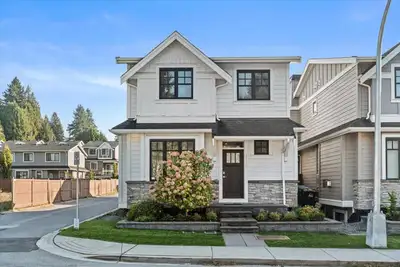 An exceptional carriage home property offering luxury, comfort and versatility! Ideal for multi-gene...