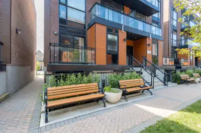 Step into a world of modern living at this beautiful 1195 Sqft 3 bedroom 3 bathroom condo townhouse,...