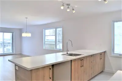 Disponibles 1205 rue de la Brigantine, 3e étage Grands 4 1/2 "style condo", 1 150 pieds carrés. Entr...