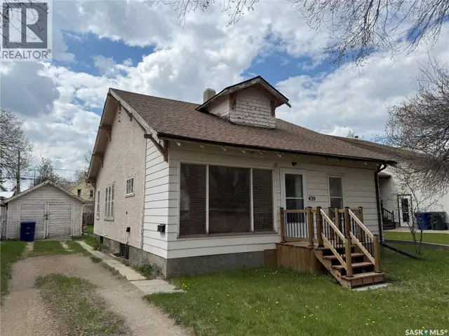 439 Assiniboia STREET Weyburn, Saskatchewan in Houses for Sale in Regina - Image 2