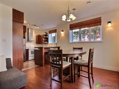 Condo à St-Jérôme avec 2 places de stationnement, cabanon extérieur, foyer au gaz, air climatisé et...