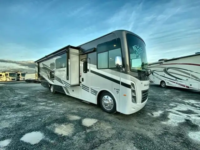 2025 Thor Motor Coach Hurricane 34R in RVs & Motorhomes in Bedford - Image 4