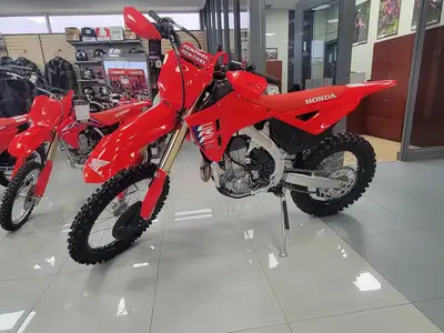For riders who live by the credo go big or go home, the CRF450RX is the Honda 450cc dirt bike design...