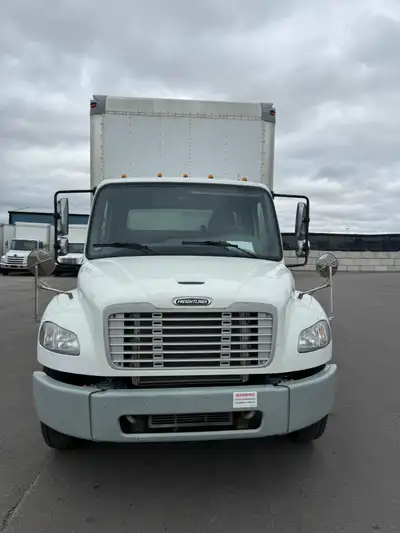 2018 Freightliner M2 106 26ft box, Aluminum Tailgate Hydraulic Brake 276k km 30- days Dealer warrant...