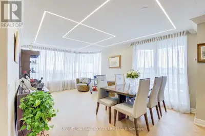 Top-Floor Corner Suite with Spectacular South Exposure and CN Tower Views Welcome to this beautifull...