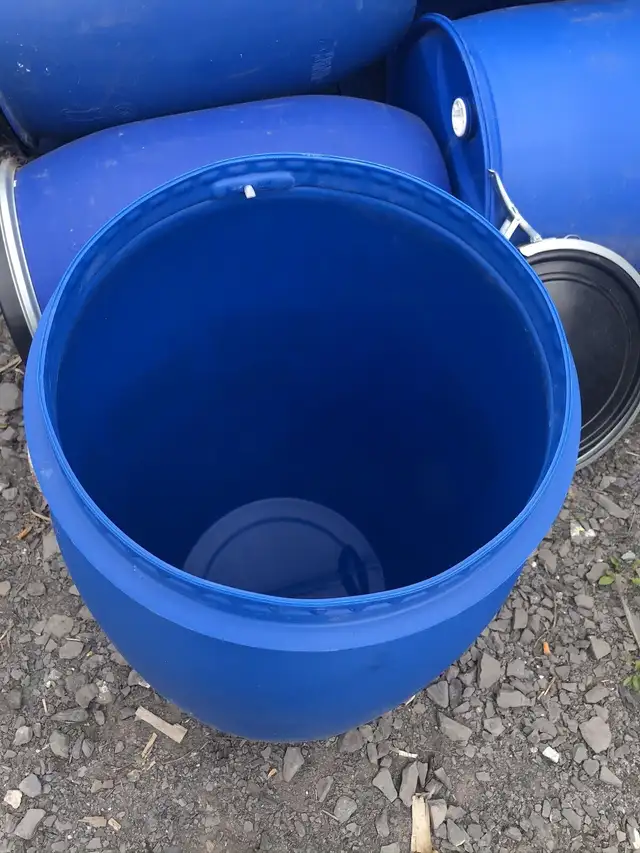 Baril bleu en plastique (110 litres) in Other in Drummondville - Image 4