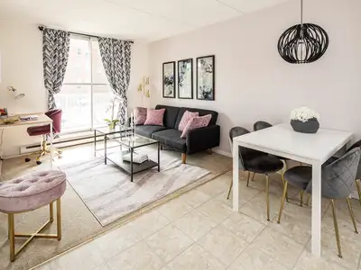 Bienvenue à Le Faubourg de L’ile Bien situé de l’autre côté de la rivière des Outaouais face au marc...