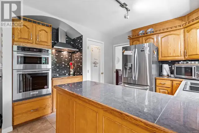 870 Cavin Rd French Creek, British Columbia in Houses for Sale in Parksville / Qualicum Beach - Image 10