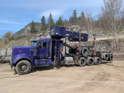2023 KENWORTH W900 TRI DRIVE SELF LOADING LOGGING TRUCK - 2023 PROFAB 1028X LOG LOADER - 30 FT LOG L...