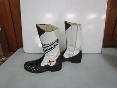 USED BIEFFE ROAD OR TRACK BOOTS. EXCELLENT CONDITION. MADE IN ITALY. EUROPEAN SIZE 43. CANADIAN SIZE...