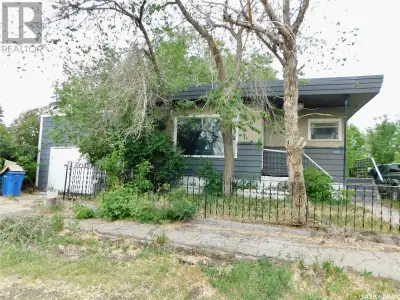 Affordable and good location in the beautiful scenic town of Rockglen. With an Open concept, dining...