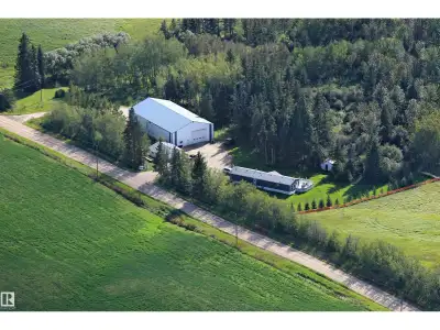 Immaculate acreage minutes off pavement south of Sangudo. The 2007 home is in excellent condition wi...