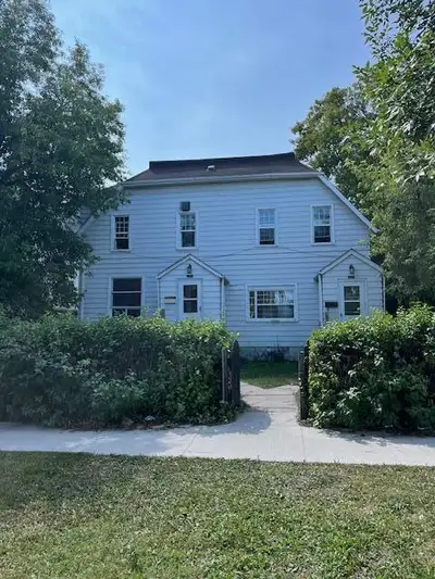 4A//Winnipeg/wow the cash is huge the price is low the house is rented fully 3400 month income 2200...