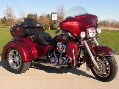 Super cool Tri Glide ULTRA, 103 - Loud Radio, Reverse, Cruise Control and More! This Sharp 2009 Harl...