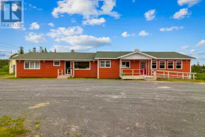 Prime location just 40 mins from St. John's on the popular tourist destination the Irish Loop. This...