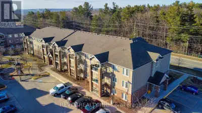 6 month max lease term May 1 - Oct 31st - short term only/no exceptions. This fully furnished fantas...