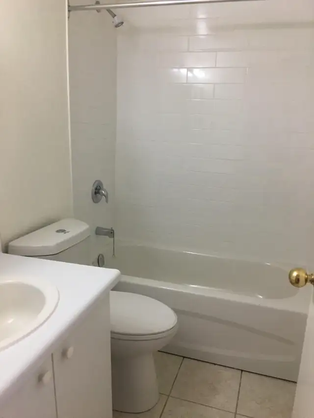 Spacious one bedroom apartment for rent in Long Term Rentals in Mississauga / Peel Region - Image 8