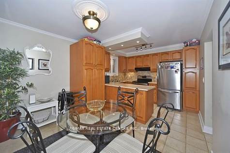 539 Brentwood Ave in Houses for Sale in Oshawa / Durham Region - Image 3