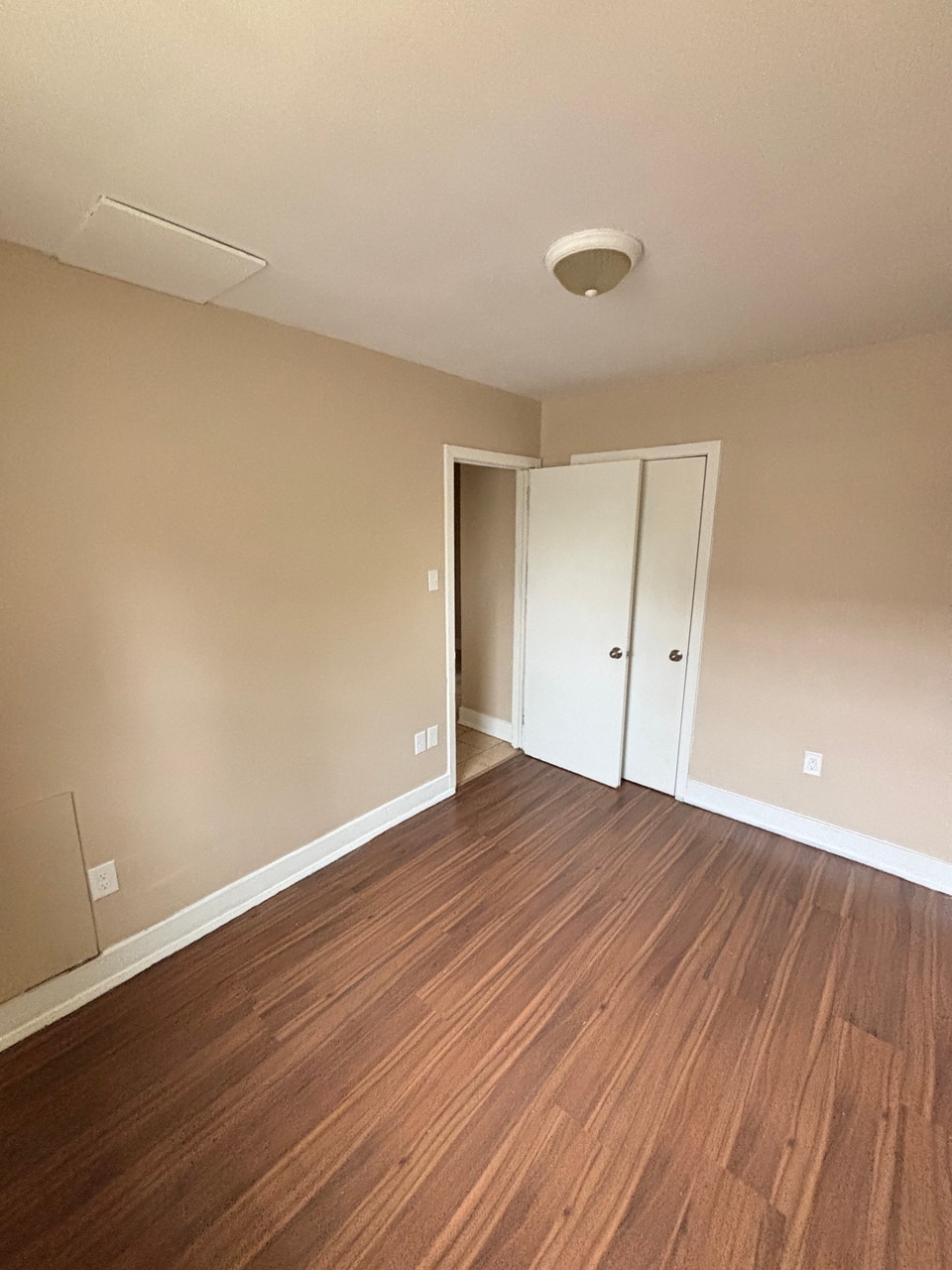 All util incl, close 2 hospital & shopping! Laundry on site @515 5