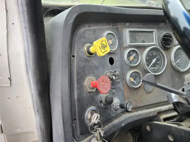 1990 Ford T/A Day Cab Picker Truck L8000 in Heavy Trucks in Calgary - Image 21