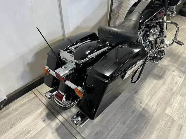 2007 Harley-Davidson Touring ELECTRA GLIDE CLASSIC in Street, Cruisers & Choppers in London - Image 5