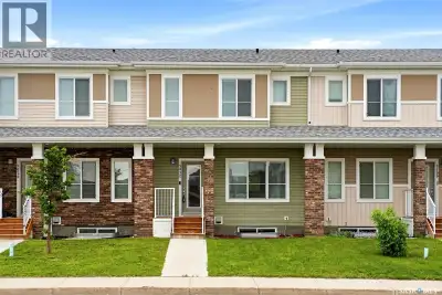 Welcome to this fabulous east-end townhouse in The Towns! Best of all, this is a freehold townhouse—...