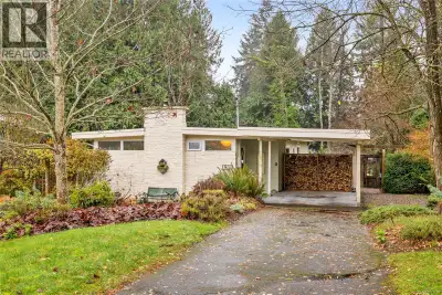 This inviting home is set in a quiet neighbourhood just a short walk to Departure Bay Beach. The mai...
