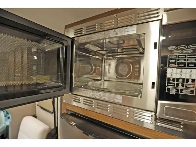 2021 Forest River Sunseeker Forester 2380 B+ DIESEL Full paint in RVs & Motorhomes in Laval / North Shore - Image 12