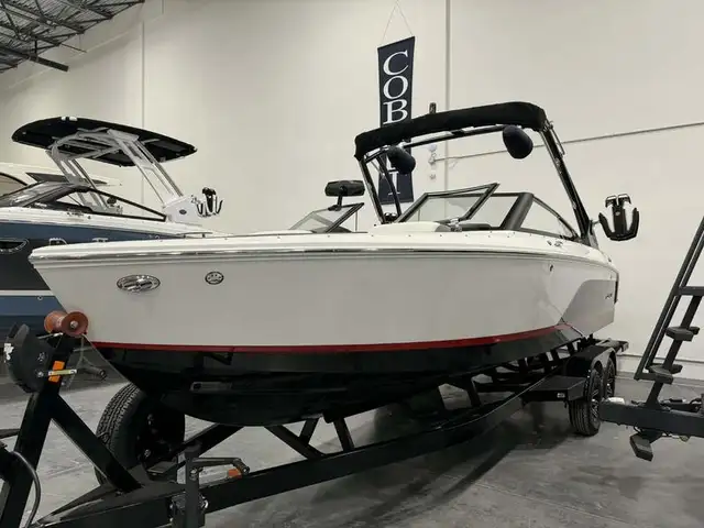2025 Cobalt Boats CS23 Surf in Powerboats & Motorboats in Saskatoon - Image 4