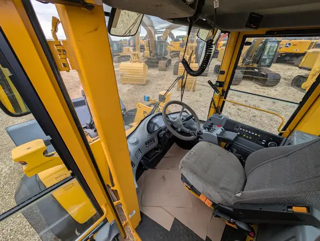 2003 VOLVO L110E in Heavy Equipment in City of Montréal - Image 16