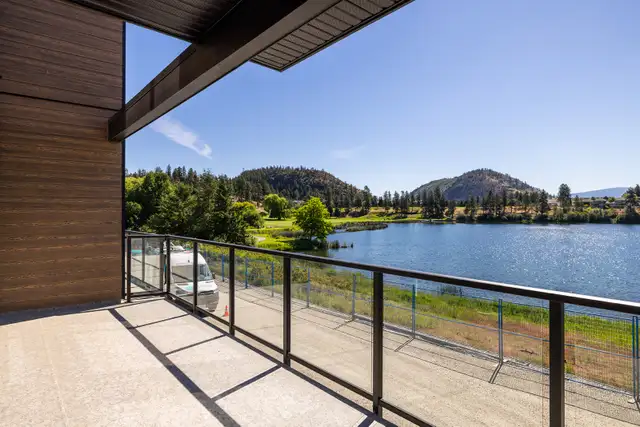  Lakefront Home for Rent – Incredible Views & Tons of Space