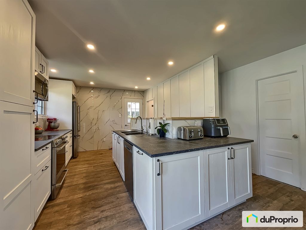 $555,400 - Bungalow for sale in St-Hyacinthe (Douville) — photo 1