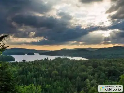 Magnifique terrain de prestige à la Place du Sommet d'Entrelacs. L'un des seuls terrains du domaine...