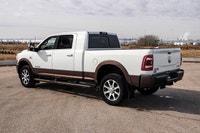 TIRES: LT285/60R20E OWL ON-/OFF-ROAD,LOWER TWO-TONE PAINT,220-AMP ALTERNATOR,GVWR: 4 535 KGS (10 000... (image 1)