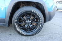 ACCIDENT FREE Drive Modes Own the road—or leave it behind—with the Jeep Cherokee Trailhawk 4WD. Buil... (image 8)