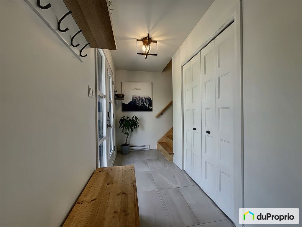 $629,000 - 2 Storey for sale in Ste-Catherine-de-la-JC — photo 2