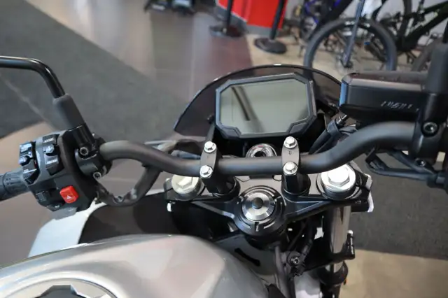 2024 Kawasaki Z7 HYBRID Silver/Green in Street, Cruisers & Choppers in Edmonton - Image 4