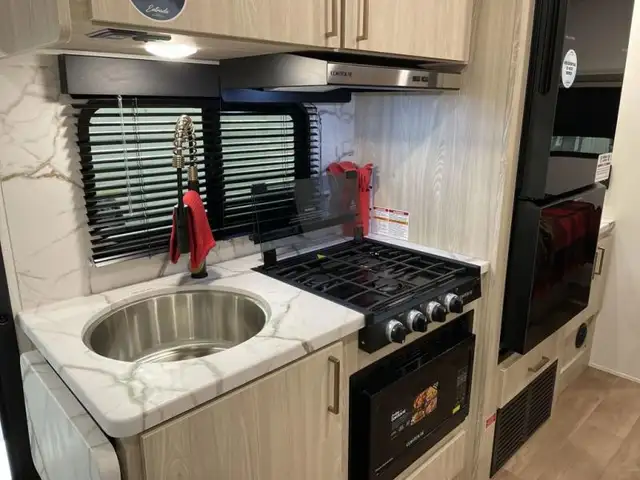 2026 EAST TO WEST Entrada 2200S in RVs & Motorhomes in Edmonton - Image 14