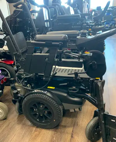 (Used) The Quickie Xplore 2 is a robust, rear-wheel-drive power wheelchair featuring 6-wheel indepen...