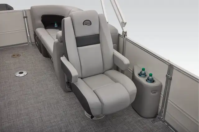 2026 Sun Tracker Party Barge 22 XP3 TRITOON pontoon boat in Powerboats & Motorboats in Vernon - Image 23