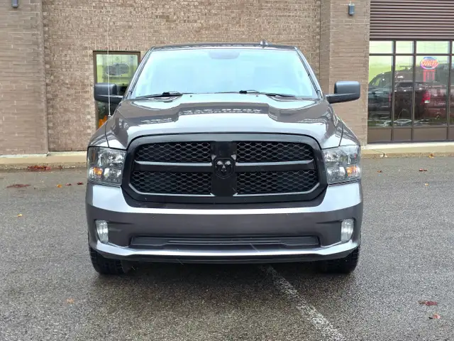 Ram 1500 Classic Express Hemi 4x4 2020 in Cars & Trucks in Laval / North Shore - Image 3