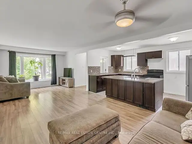 Nicely laid out 4+1 bedroom semi-detached bungalow in Houses for Sale in Oakville / Halton Region - Image 6