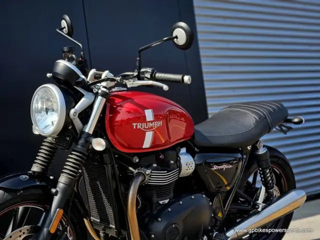 2017 Triumph Street Twin Cranberry Red in Street, Cruisers & Choppers in Oshawa / Durham Region - Image 13