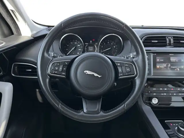 2017 Jaguar F-PACE 35t Prestige / AWD in Cars & Trucks in Calgary - Image 15