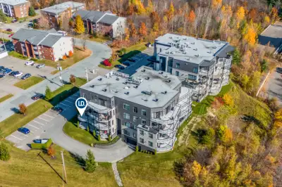 Superbe unité de coin située au 2e étage des Condos W, dans le secteur nord de Sherbrooke. L'immeubl...