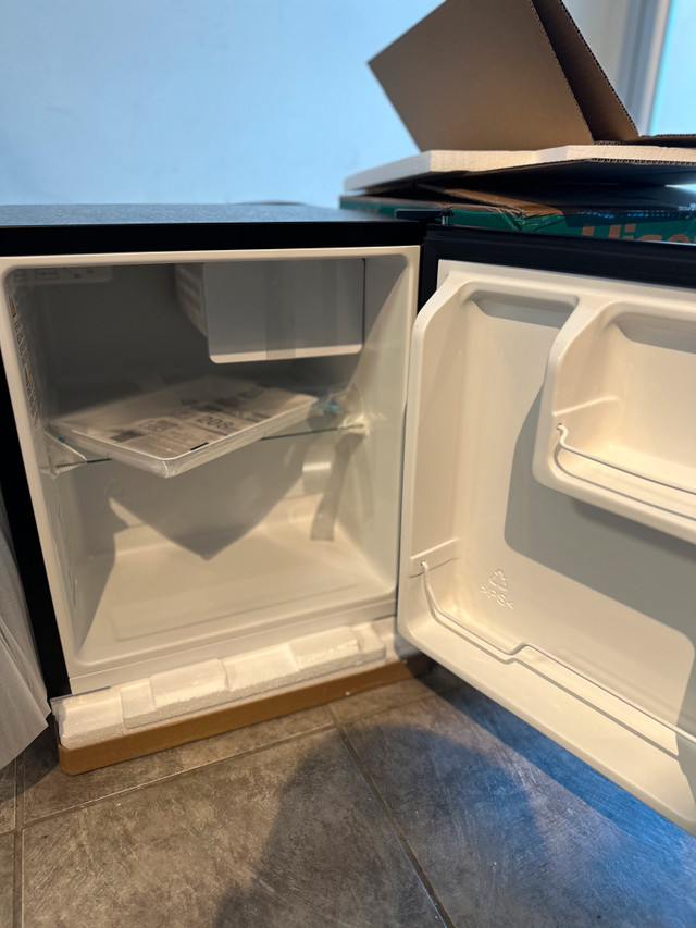 Hisense RC16C1GBE 1.6 cu.ft. Freestanding Compact Refrigerator in Refrigerators in Calgary - Image 4